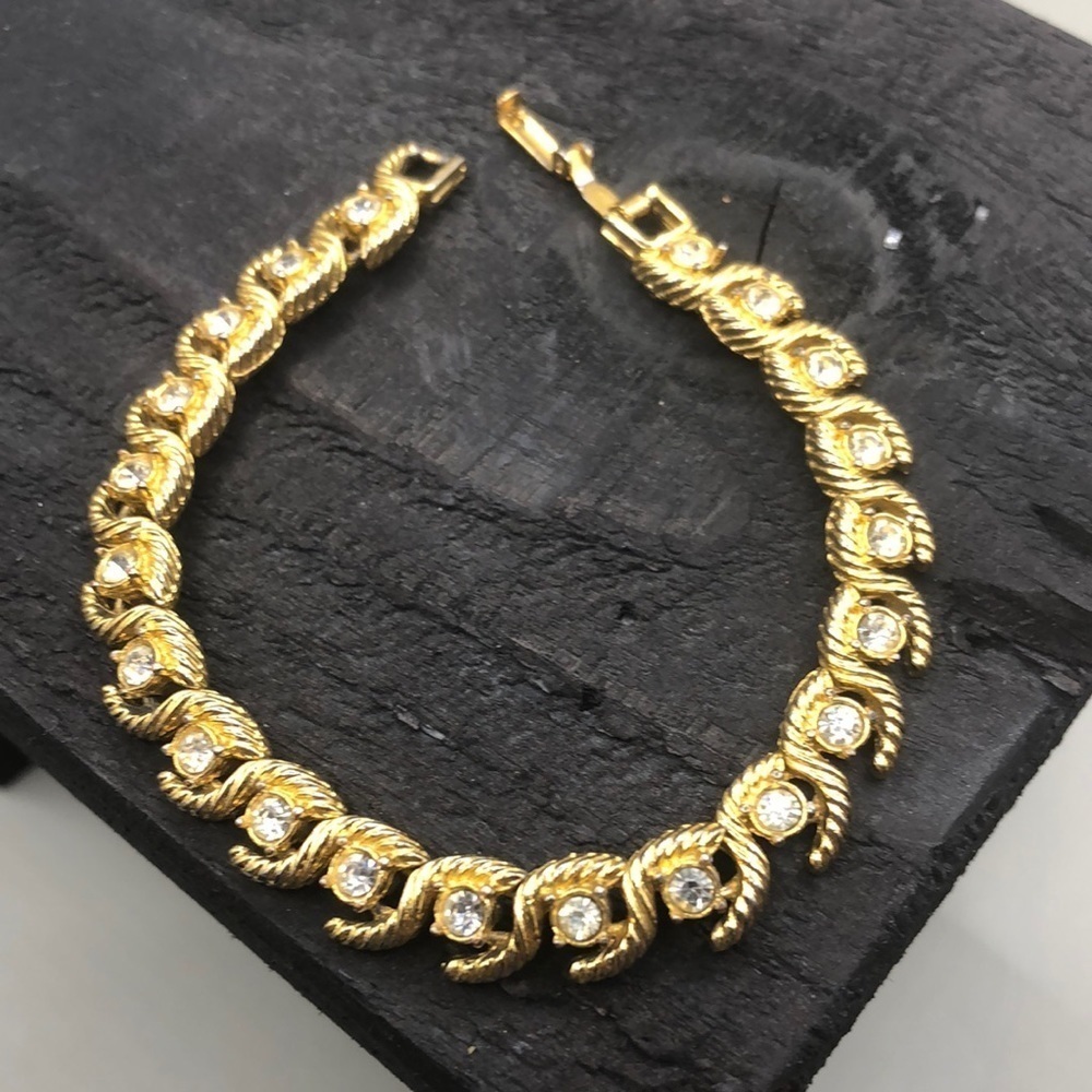 Vintage makers mark costume jewelry gold tone bracelet.